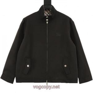 Burberryの新作チェック柄戦馬リバーシブルコート