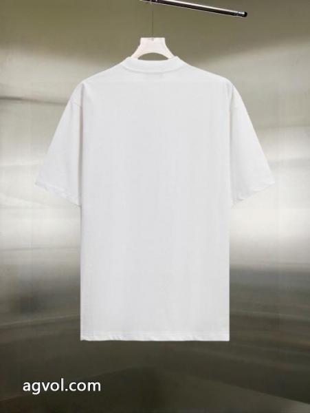 トレンドの最先端に2025即旬な装いにBURBERRYブランド 激安 半袖Tシャツ 3