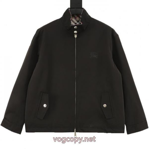 Burberryの新作チェック柄戦馬リバーシブルコート 2