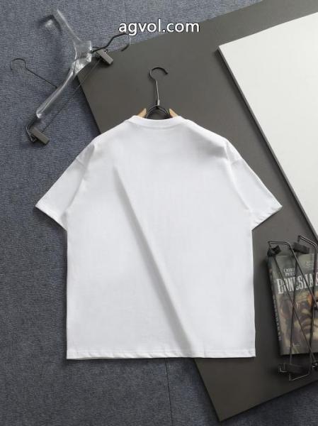 半袖TシャツBURBERRYお洒落 著名人の着用 有名人の愛用品ブランド スニーカー 激安 2