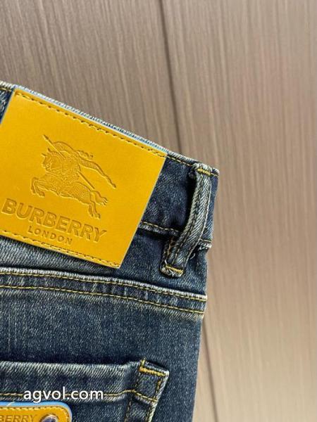 BURBERRYトレンド感溢れる 数年愛用しても人気アイテム 数量限定本物保証ブランド コピー 専門店ジーンズ 4